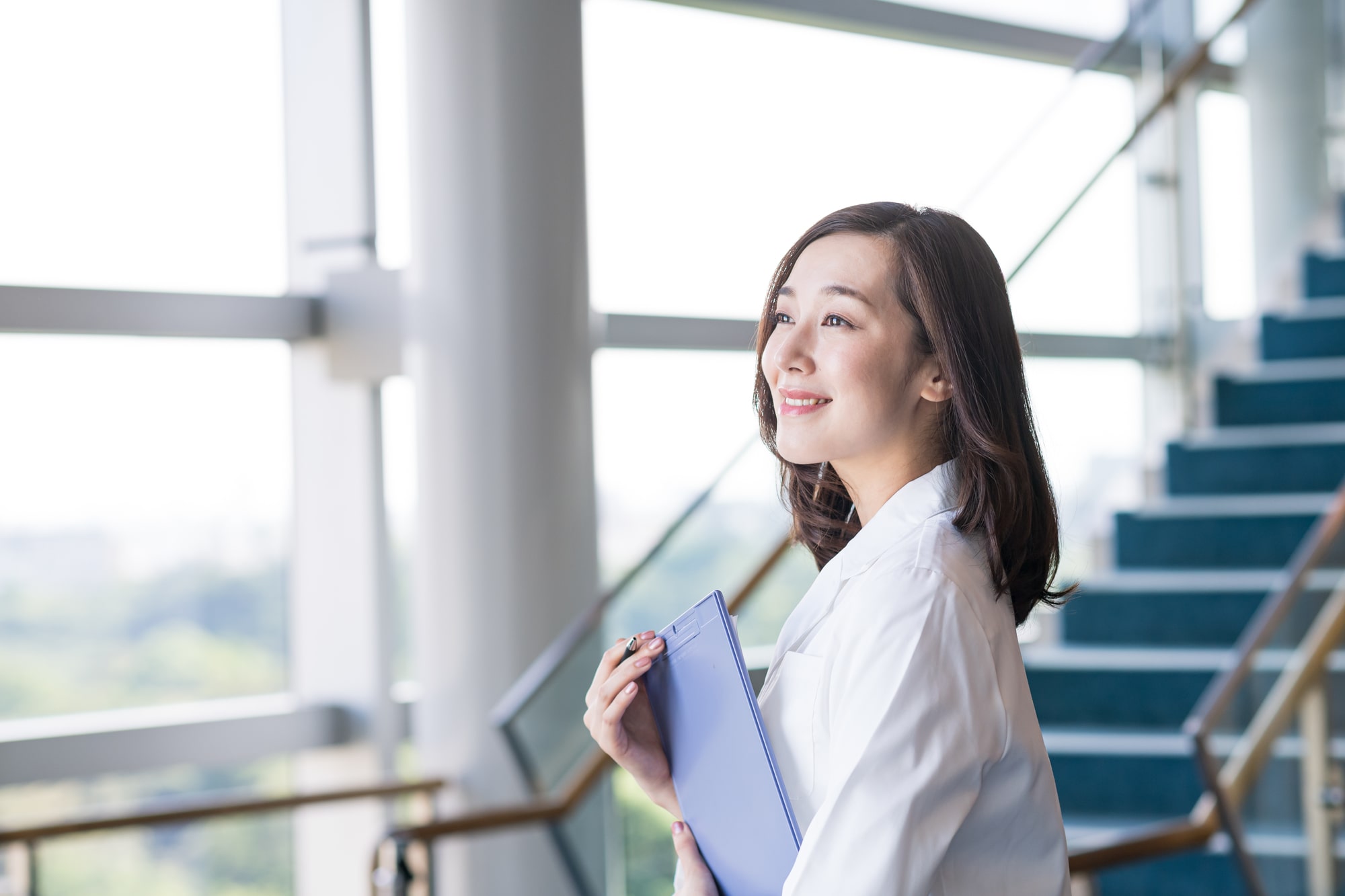 ファイルを持つ女性薬剤師