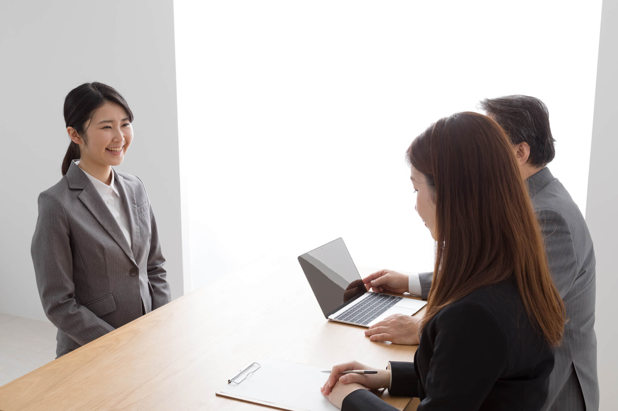 面接を受ける女性