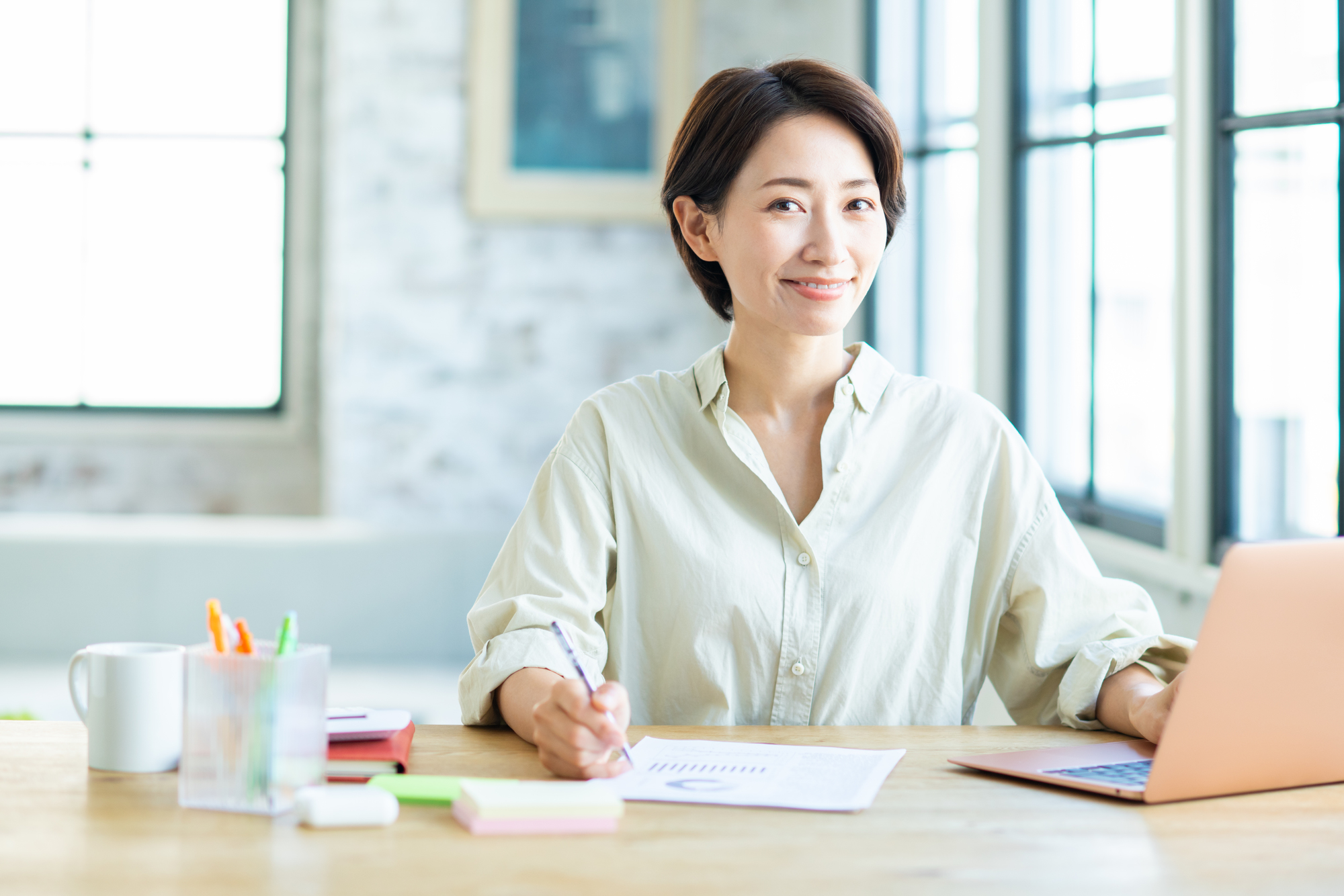 在宅勤務をする女性