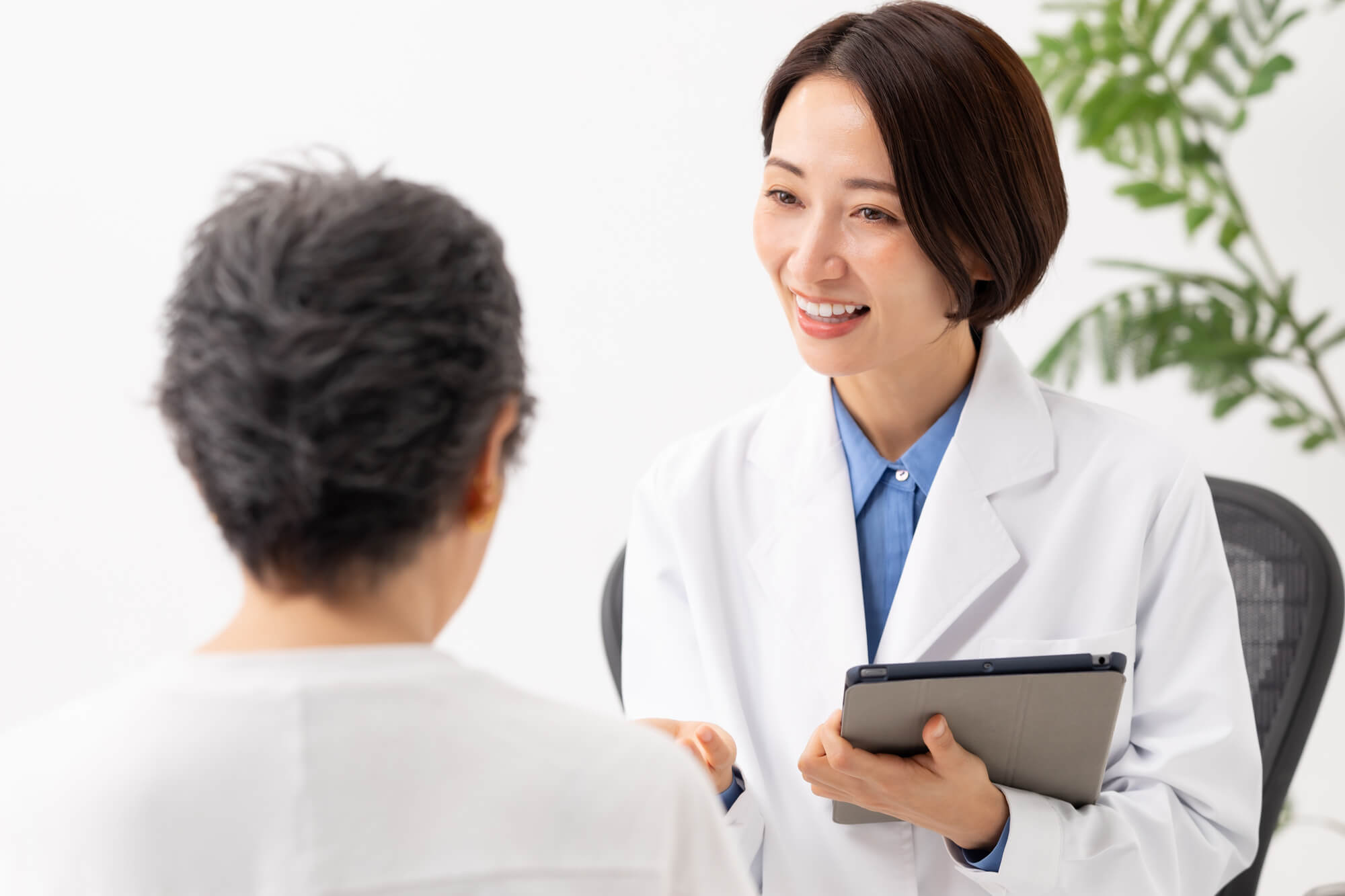 患者さんと話す薬剤師