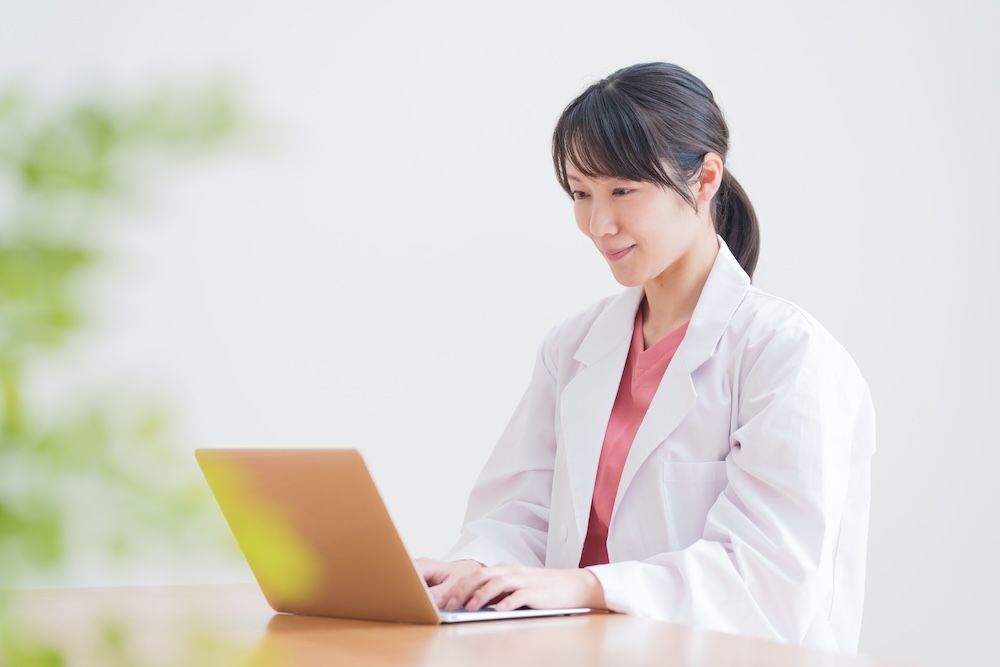 PCで仕事をする白衣の薬剤師