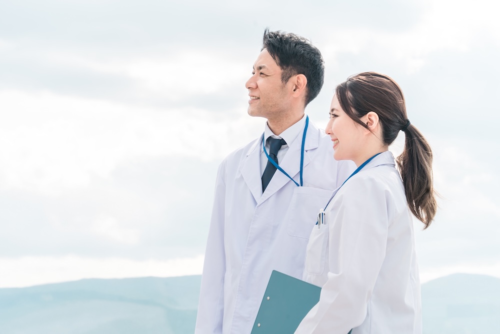 未来を見る男女の薬剤師