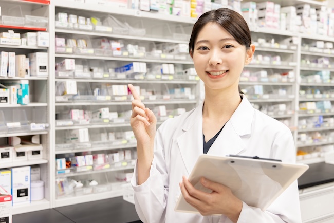 薬局で働く女性薬剤師