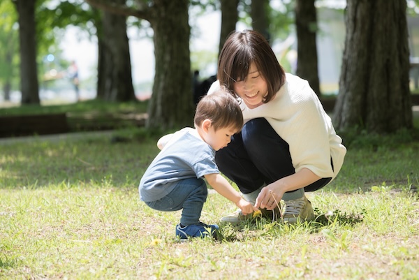 子供と遊ぶ女性
