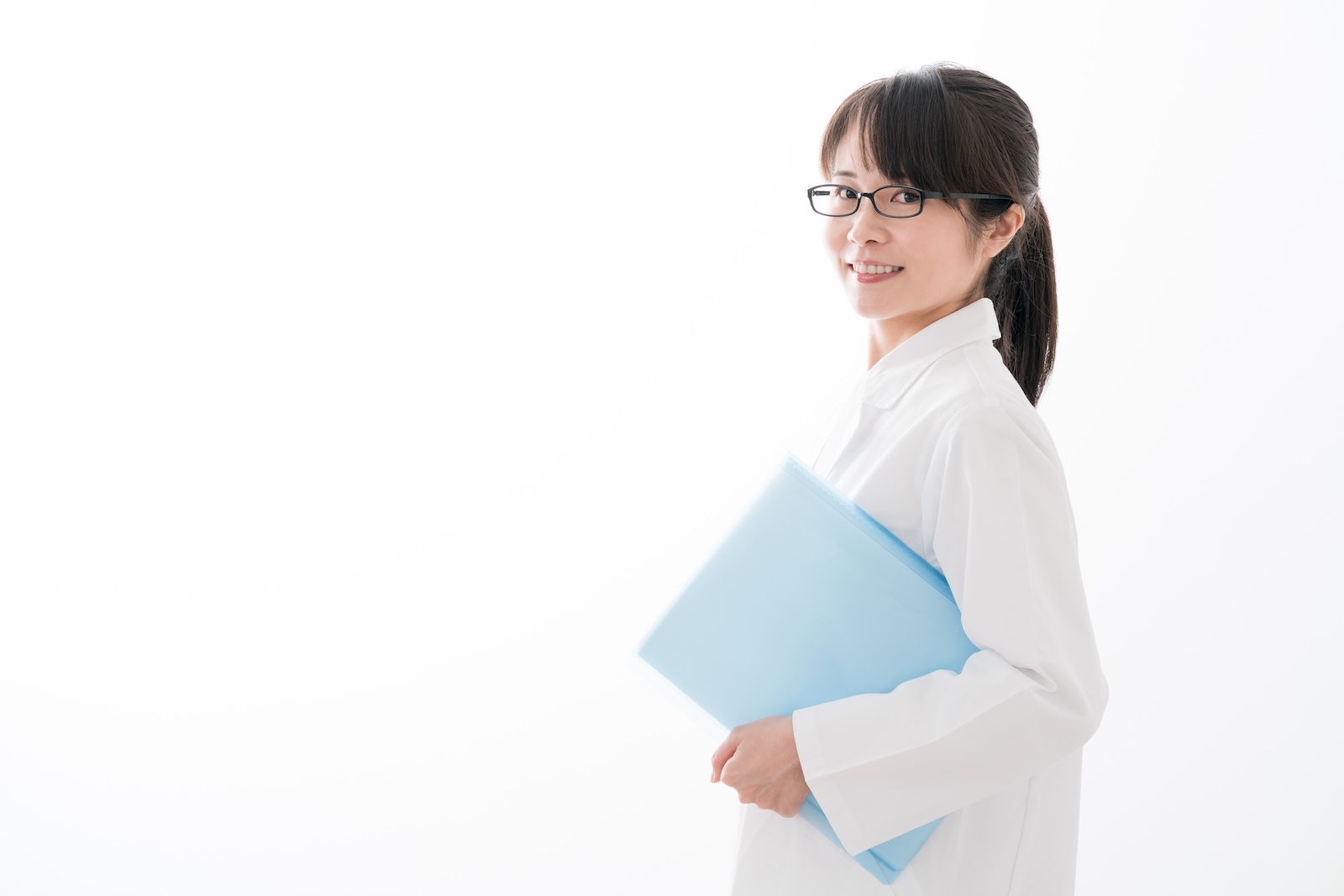 笑顔でメガネの薬剤師の女性