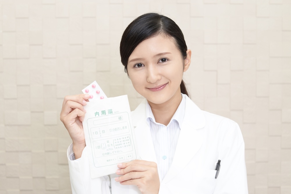 調剤する薬剤師