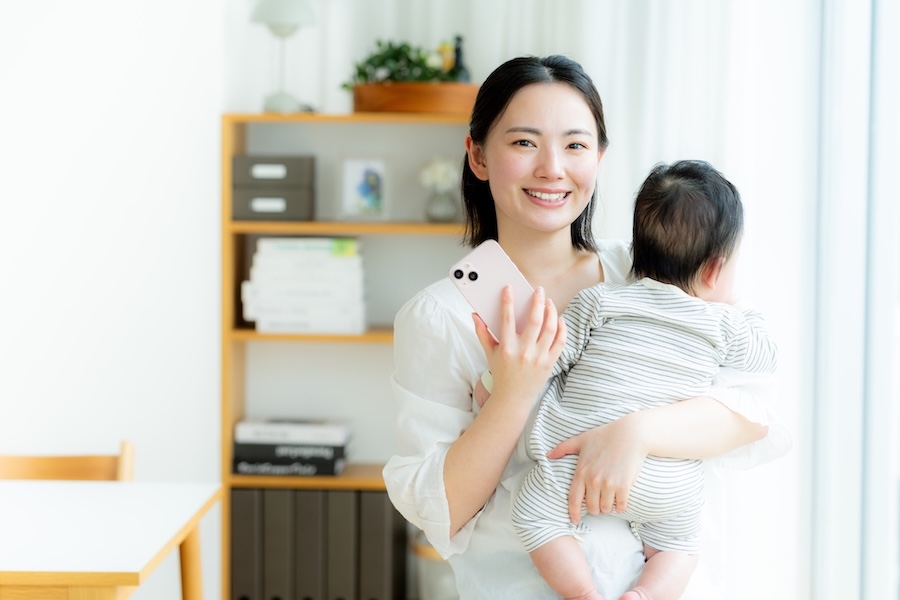 赤ちゃんを抱っこするママ
