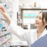 薬を取り出す女性
